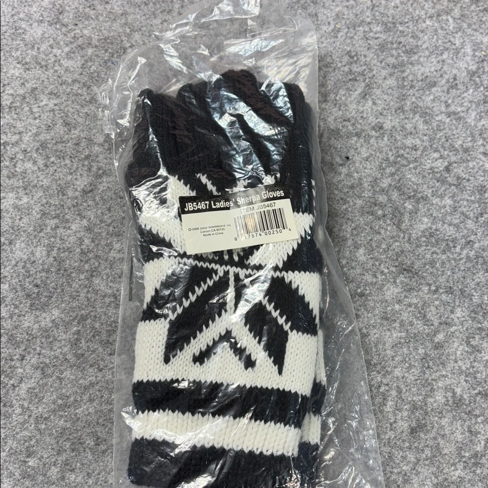 Jober sherpa Black and White Snowflake Knit lined Gloves mittens nwt